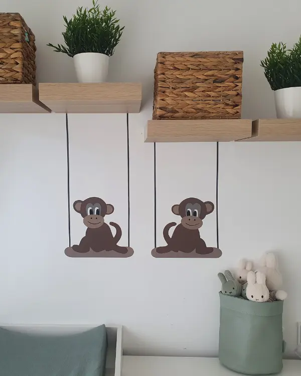 Behangsticker aapjes op schommel kleine muurdecoratie babykamer